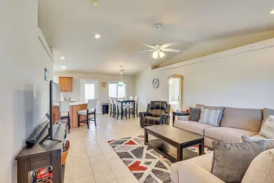 Image de 3 Mi to Lake & Boat Ramp: Lake Havasu City Home!