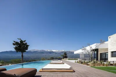 Image de Modern Living in Natures Embrace by etouri