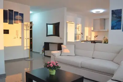 Image de Appartement sophistiquי en bord de mer avec balcon