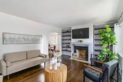 Image de Beautiful Midtown home-sleeps 13