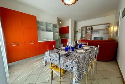 Séjour moderne au bord de la piscine avec balcon