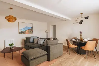 Ground floor apartment, central Ambleside, parking and a dog.
