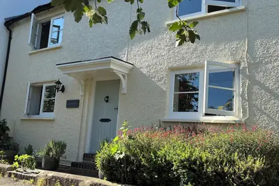 Image de 16th century lace makers cottage in the heart of rural England