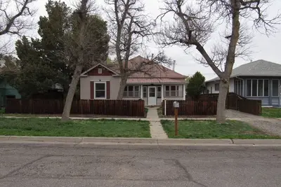 Image de A Charming 100+ year old vintage farmhouse that has been updated with modern amenities.