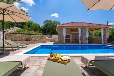 Image de Charming Villa Domus Alba for 6+2 Guests with heated Pool, Sports Area & Outdoor Dining – A Private Escape Surrounded by Nature, just 24 km from Trogir and sea