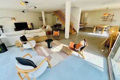 Image de Maison hypercentre à 100 m de la gare, spacieuse, 4 suites, 2 places gratuites