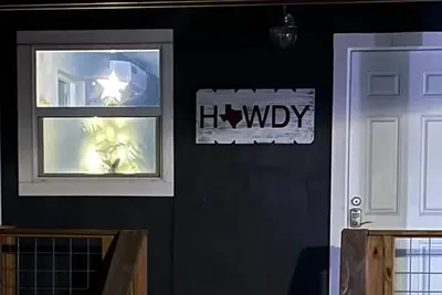 Image de Tiny House in the trees.