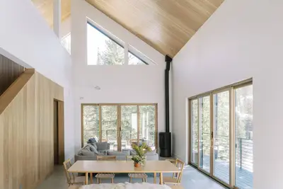 Image de Pine Creek Home -Where design and convenience meet a beautiful, natural setting.