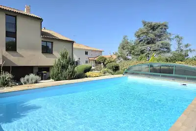 Image de Évasion en Ville : Maison avec Piscine Privée