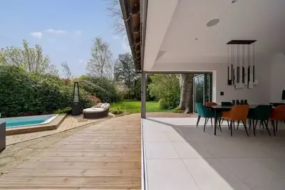 Image de Country Manor in Horsham: Heated Pool and Swim Spa, Games Room, Cinema