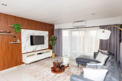 Image de Unrivalled Comfort @ The Gallery\nModern apartment with pool, gym, 24/7 security.