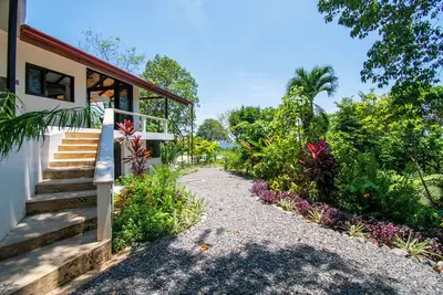 Image de Amazing ocean view jungle home newly renovated!