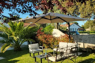 Image de 15 minutes à pieds de la plage. Maison 8 couchages, jardin 200 m2. Au calme