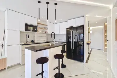 Image de 3 pièces à 2 pas du centre-ville avec terrasse vue sur la mer, à Juan-les-Pins.