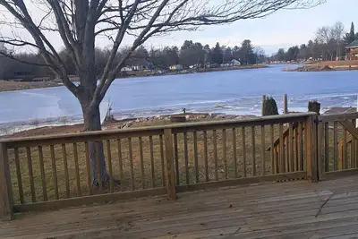 Image de Charming 2-bedroom lakefront house