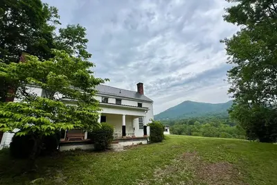 Image de Peaceful Mountain Escape for Families – 3br 2ba Farmhouse at Base of Sharp Top