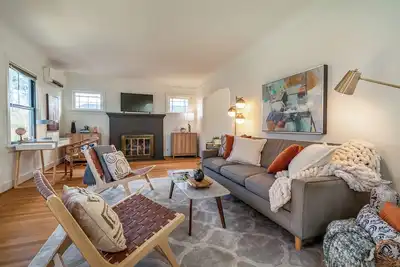 Image de Dreamy Tudor Cottage in Ballard; 86 Walk Score!