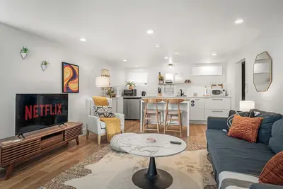 Image de Bright Garden Level Ballard Abode; 86 Walk Score!