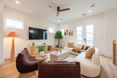 Image de Charming 3br 3. 5bath Retreat ⭐️ New Build ⭐️ 6 mins to Med Center • Nrg • Downtown