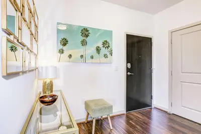 Image de Luxury Downtown Crown Apartment minutes from Dc