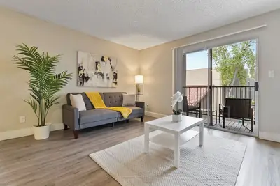 Image de Spacious Unit - Near Hospitals/Airport - Work Area