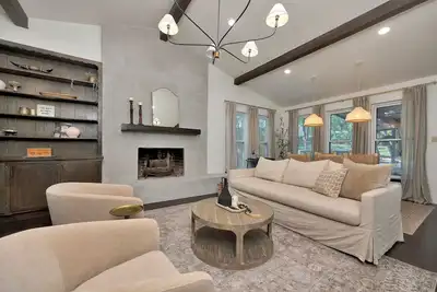 Image de Charming 3-bedroom Modern Rustic Retreat on 1 acre