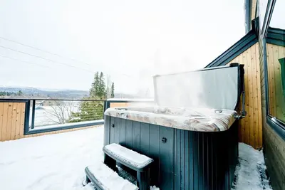 Image de New! Downtown Whitefish condo, pet friendly, private hot tub & garage parking