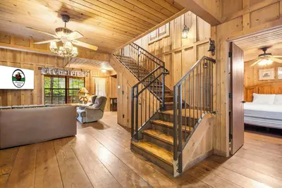 Image de Log Cabin Charm | Minutes to Strip & Attractions | Dog Friendly