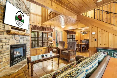 Image de Spacious 3br Branson Cabin | Jetted Tub, Twin Loft, Fireplace & Pet-Friendly Comfort