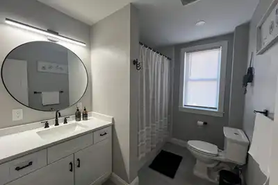 Image de Charming 2-bedroom apartment with WiFi, Ac in Providence