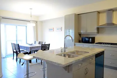 Image de Stunning 5-bed, 4-bath retreat  with gourmet kitchen, Double oven & gas cooktop,