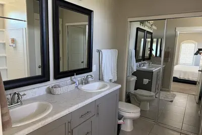 Image de Your Surprise Adventure Begins Here! 3 /2. 5 ★Heated Pool★Near Stadiums & Hiking