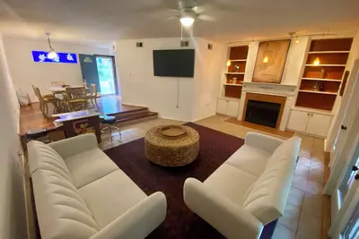 Image de 10 miles to beach\n5 mi to downtown\nCreek and deck in backyard\nWasher Dryer