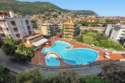 Image de Lisa'S Stylish Top Floor Flat Double Pool & Barbecue