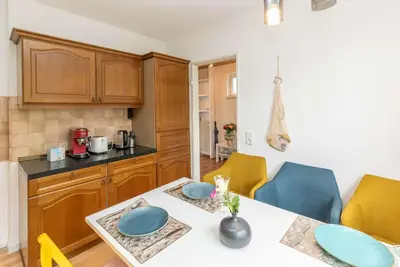 Image de A cozy family home with a spacious garden next to a forest