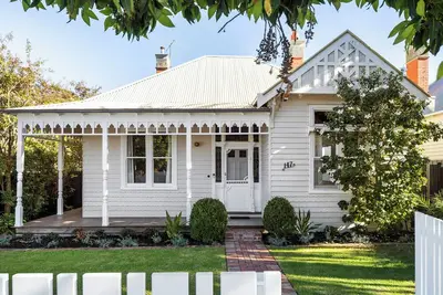 Image de 3 bedroom Brighton home with a huge pool and lush gardens.