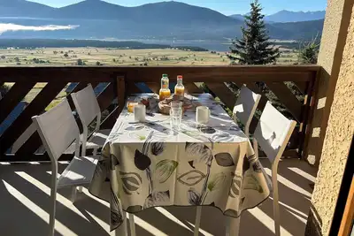 Image de Appartement Aux Angles, Vue sur le Lac à 5 minutes à pied du centre du village!