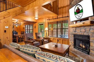Image de Branson Cabin | Kings, Loft, Balcony, Near Strip