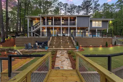 Image de Turtle Cove Retreat - A Luxury, Lakefront Home