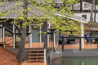 Image de Tranquil Lakefront Cottage with private dock