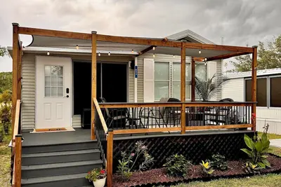 Image de Paradise Palms Cozy 2br Tiny Home + Resort Perks Near Venice Bench