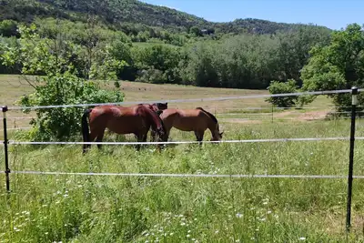 Image de Propriété proche du colorado provençal avec vue entourée de 8 ha sans vis à vis