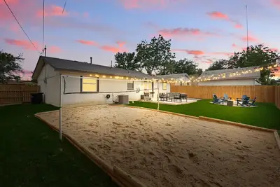 Image de Modern Open-Concept | 4-Bd/3-Ba with Backyard