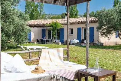 Image de maison avec piscine au calme. vue sur les collines