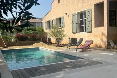 Image de l'Escampette, jolie maison provençale, 5 chambres. Plage à pieds à 650m