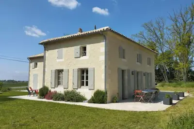 Image de Maison rénovée avec piscine idéale pour des vacances en famille