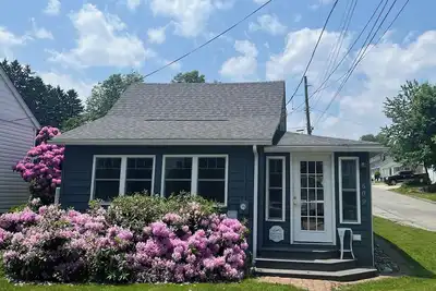 Image de Crystal Springs Lakeside Cottage in Edinboro just steps from the lake!