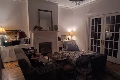 Image de 3-bed Midtown Acadreamia, charming, WiFi, Ac, kitchy. Bookworms swear by it.