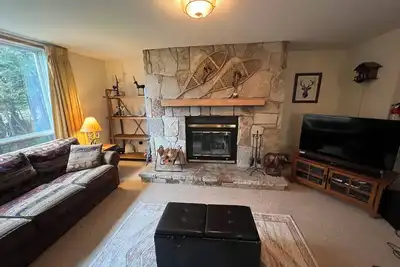 Charming 2-bedroom ski in/ski out condo on Mt. Snow with fitness, pool, WiFi