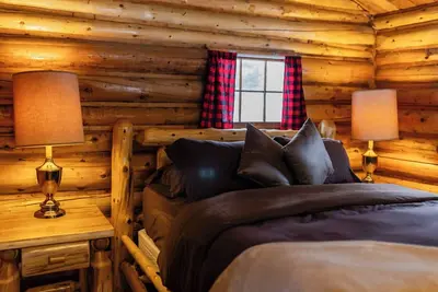 Image de Cozy & Rustic Waterfront Cabin, Perfect for Couples at Mt. Chase Lodge!
